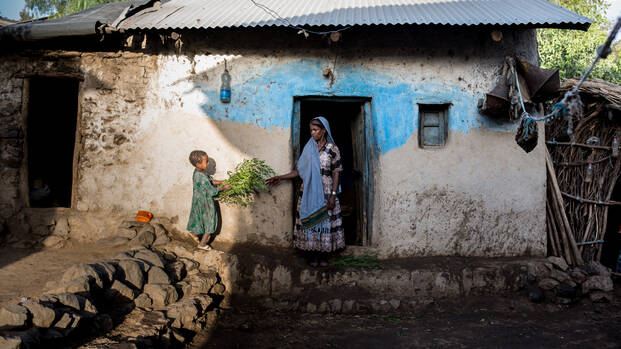 Mutter und Kind vor ihrem Haus in Äthiopien
