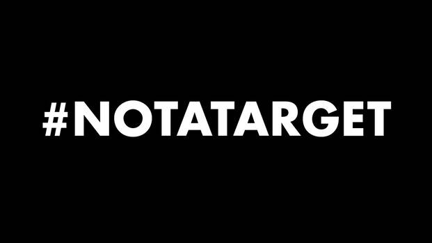 Not a target-Schriftzug auf schwarzem Grund