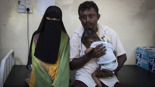Familie in Gesundheitsstation von Aktion gegen den Hunger im Jemen