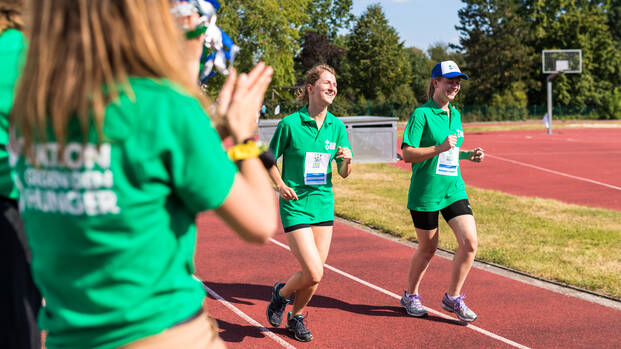 Schülerinnen und Schüler waren bei Schulen gegen den Hunger auch 2021 sportlich unterwegs, hier beim Laufen auf der Tartanbahn.