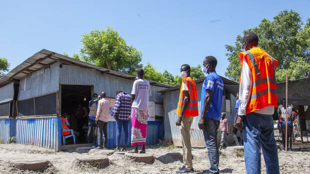Vor einem Impfzentrum im Südsudan hat sich eine lange Schlange an Impfwilligen gebildet.