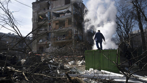 Mariupol in Trümmern: Ein Einwohner blickt auf ein zerstörtes Wohnhaus.