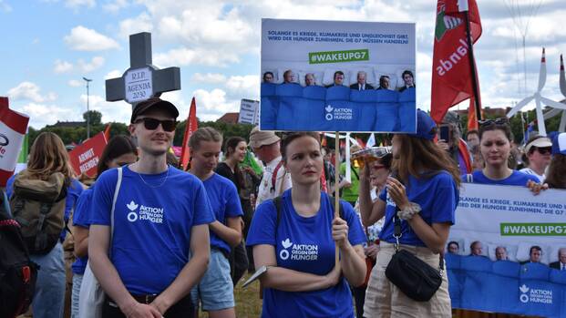 Mitarbeiter*innen von Aktion gegen den Hunger bei der G7-Demo in München am 25. Juni 2022