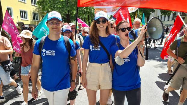 Mitarbeitende von Aktion gegen den Hunger in Aktion bei einer Demo