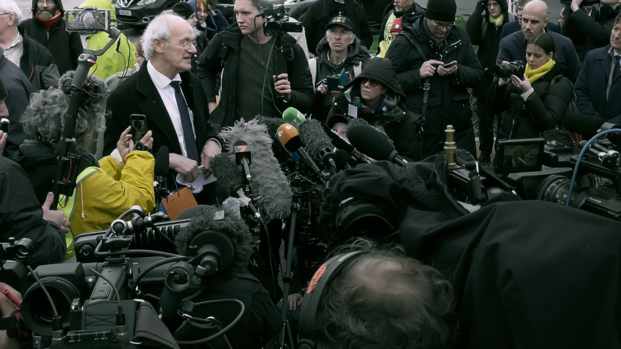 Film ITHAKA: John Shipton, Vater von Julian Assange, vor Pressevertreter*innen