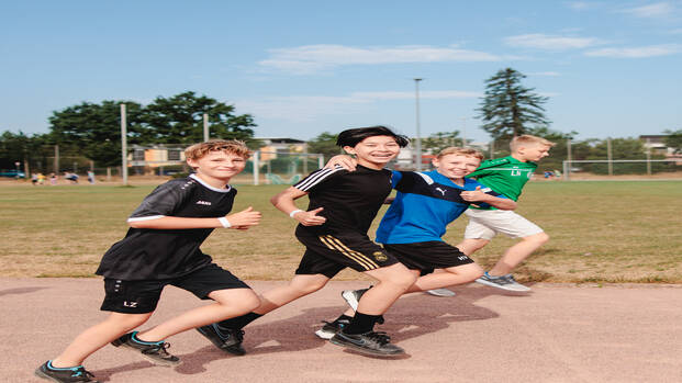 Schüler*innen laufen