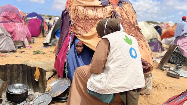 Eine Mitarbeiterin von Aktion gegen den Hunger spricht mit einer Frau aus Somalia, die aufgrund der Dürre im Land flüchten musste.