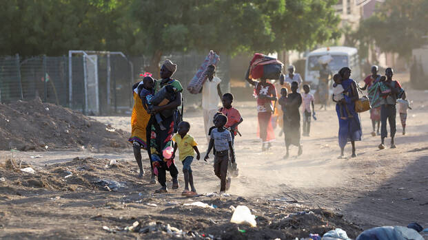 Kinder und Familien fliehen inmitten der KÃ¤mpfe in Khartum, Sudan, aus ihren Stadtvierteln.