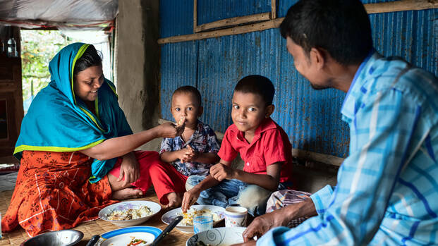 Shilpi Khatun mit ihrer Familie beim Essen in ihrem Zuhause in Bangladesch.