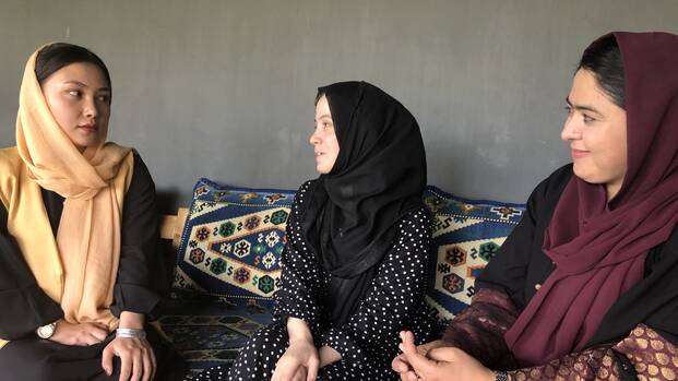Mina, Reyhan und Shamma von der Hotline für mentalen Support und psychosoziale Hilfe in Afghanistan.