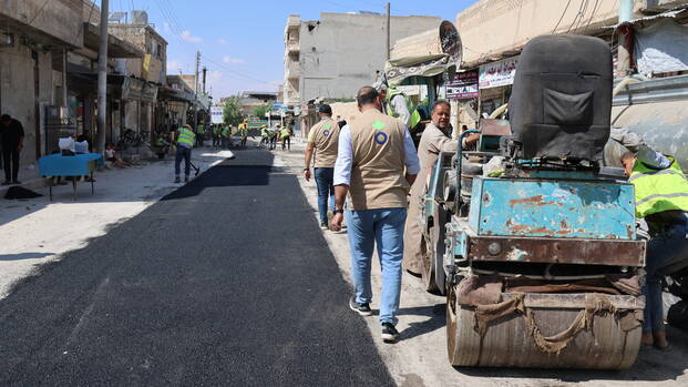 In Syrien unterstützen wir bei der Reparatur von Wasserleitungen während des Wiederaufbaus