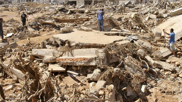 Trümmerberge nach Überschwemmungen in Libyen.