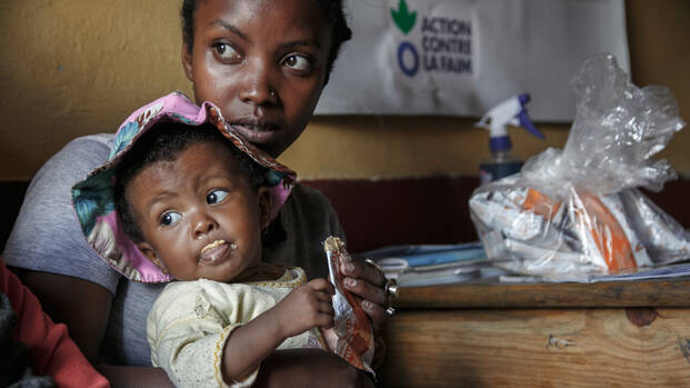 Wirbelstürme zerstören Ernten und zwingen Menschen zu hungern. Mendrika Tissias Tochter Cecilia bekommt ein Nahrungsergänzungsmittel, um wieder zu Kräften zu kommen