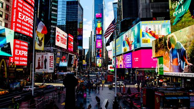 Auf dem Times Square in New York leuchten Werbeanzeigen in schillernden Farben.