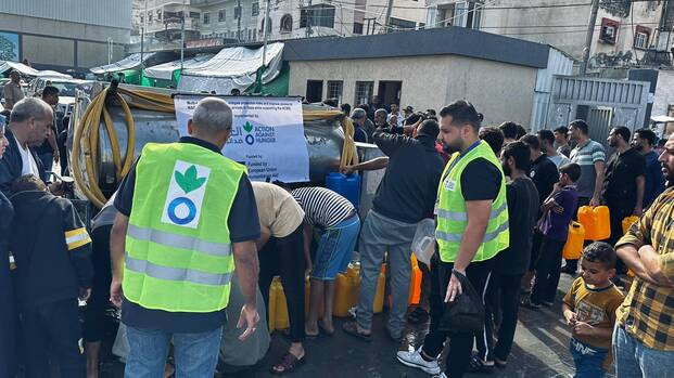 Humanitäre Helfer von Aktion gegen den Hunger beim Wasser Verteilen in Gaza.