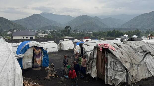 Ein Ausschnitt eines Vertriebenenlagers in der Nähe von Goma in der Demokratischen Republik Kongo. In der Mitte ist eine Familie zwischen Zelten zu sehen. 