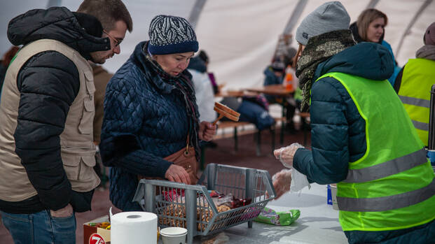 Aktion gegen den Hunger unterstützt Menschen aus der Ukraine im Winter unter anderem mit warmen Mahlzeiten.