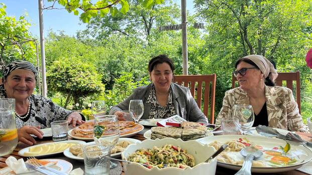 Vertreterinnen des Ältestenrats im Pankisi-Tal in Georgien beim Mittagessen