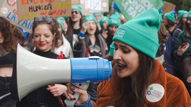 Umzug der Mitarbeiterinnen von Aktion gegen den Hunger anlässlich der Parade zum Internationalen Tag der Frauenrechte am 8. März 2024 in Paris.