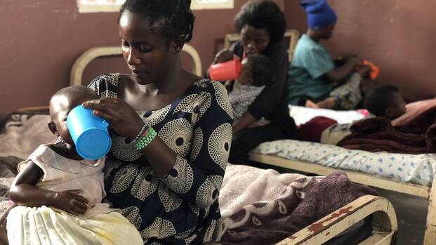 Mutter und ihr Kind, das an Mangelernährung mit Komplikationen leidet, werden im Gesundheitszentrum von Aktion gegen den Hunger betreut.