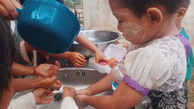 Kinder in Myanmar beim Händewaschen