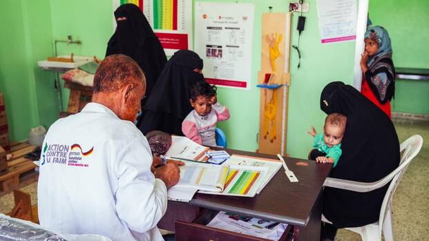 Mütter und ihre Kinder bei einem Arztbesuch in einem Gesundheitszentrum von Aktion gegen den Hunger im Jemen