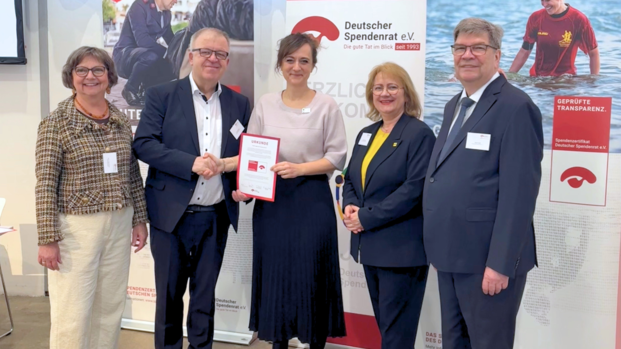 Geschäftsführerin Dr. Helene Mutschler nimmt das Zertifikat des Deutschen Spendenrats entgegen.