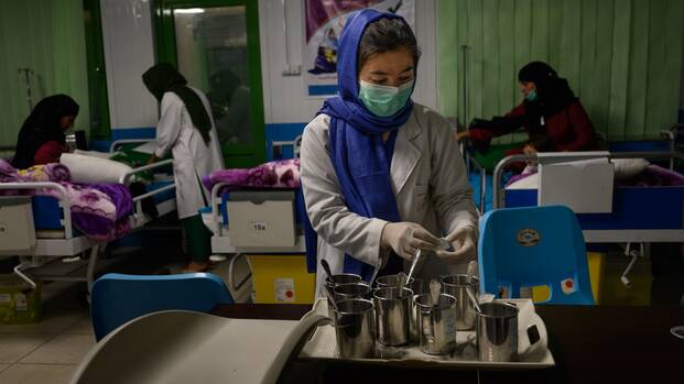 Eine Ernährungsspezialistin bereitet therapeutische Milch für akut unterernährte Kinder und Säuglinge in einer stationären Abteilung der therapeutischen Ernährungseinheit von Aktion gegen den Hunger in Afghanistan vor.
