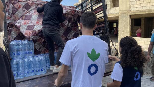 Unsere lokalen Teams verteilen die wichtigsten Hilfsgüter und Wasser in einer Sammelunterkunft für vertriebene Menschen in Hadath, Libanon.