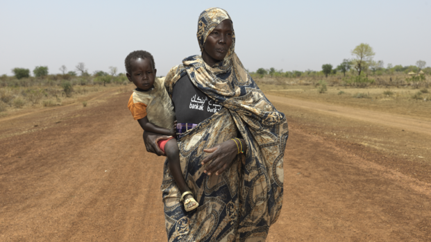 Nyibol Mathiang Deng aus dem Sudan ist mit ihrer Tochter und im sechsten Monat schwanger in den Südsudan geflüchtet.