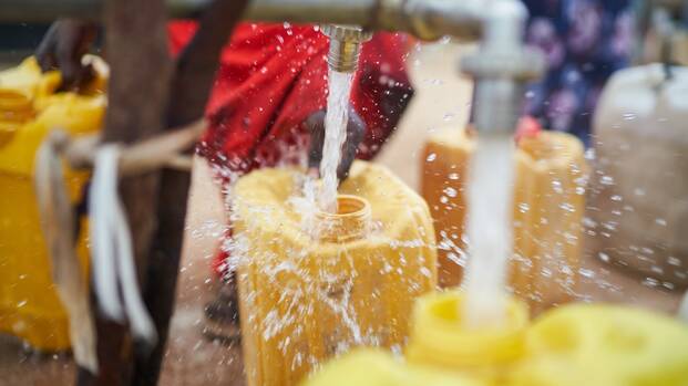 Frisches Trinkwasser wird an sudanesische Geflüchtete im Tschad verteilt.