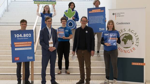 Petitionsübergabe am 24. Juni 2025 in Berlin: 104 802 Unterschriften für "Gesicht zeigen gegen Hunger" an die Bundesregierung überreicht