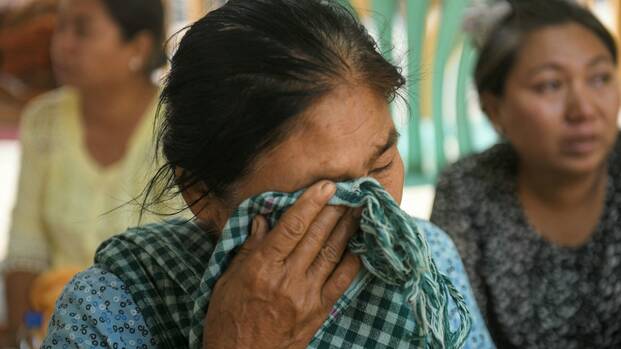 Eine Frau wartet auf Ergebnisse einer Suchaktion nach Verschütteten infolge eines Erdbebens in Myanmar.