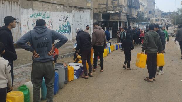 Menschen mit Wasserkanistern in Dschabaliya (Gaza)
