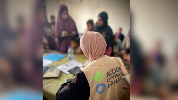 Eine Helferin in Gaza macht Notizen.