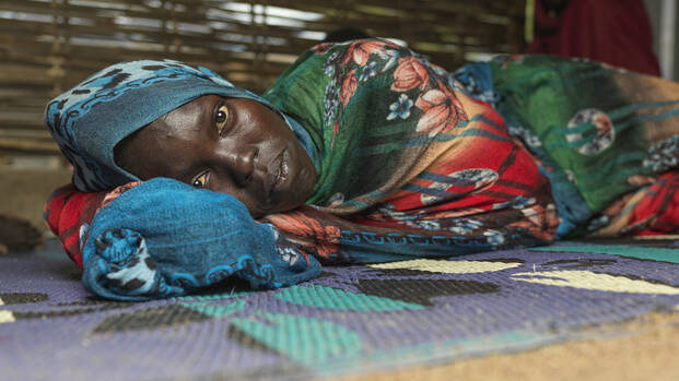 Die 22-jährige Abak Anei Liai erhält Hilfe in der Ernährungsstation von Aktion gegen den Hunger in Majok Yinthiou, nachdem sie am sudanesischen Grenzübergang angekommen ist. „Im Sudan gibt es bewaffnete Männer, die nachts Menschen angreifen, was mir große Sorgen bereitet hat.“ Die 22-jährige Abak Anei Liai liegt in einer Unterkunft in Majok Yinthiou an der sudanesischen Grenze.