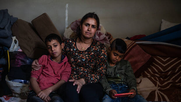 Die syrische Geflüchtete Rima Mohammed Mansour mit ihren Söhnen Ahmad (13, links) und Ali (7, rechts) in ihrem Zimmer der Gemeinschaftsunterkunft Rihaniyeh in Akkar, Nordlibanon, nahe der syrischen Grenze. Die syrische Geflüchtete Rima Mohammed Mansour mit ihren Söhnen Ahmad (13, links) und Ali (7, rechts) in ihrem Zimmer der Gemeinschaftsunterkunft Rihaniyeh in Akkar, Nordlibanon, nahe der syrischen Grenze.