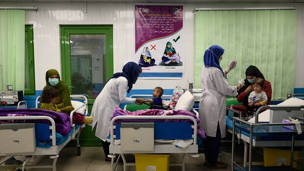 Eine Krankenschwester kümmert sich um ein akut unterernährtes Kind, das an einer Lungenentzündung leidet und mit seiner Mutter in einer stationären Abteilung der therapeutischen Ernährungseinheit von Aktion gegen den Hunger in Kabul sitzt. Eine Krankenschwester kümmert sich um ein akut unterernährtes Kind, das an einer Lungenentzündung leidet und mit seiner Mutter in einer stationären Abteilung der therapeutischen Ernährungseinheit von Aktion gegen den Hunger in Kabul sitzt.