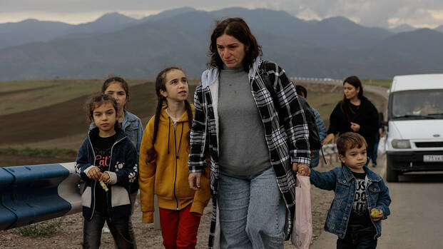 Ethnische Armenier*innen fliehen von Berg-Karabach nach Armenien. Flucht und Hunger