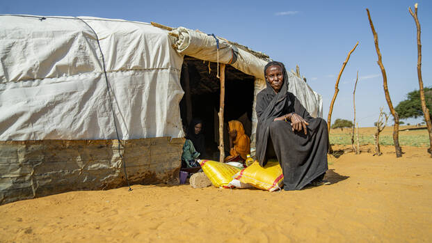 Kadaya Walet vor ihrem Haus in Mali