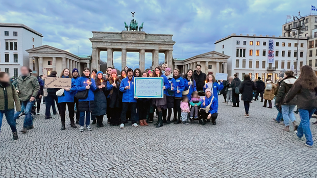 Gruppenbild Aktion gegen den Hunger Demonstration vor dem Brandenburger Tor "Wir sind die Brandmauer!"