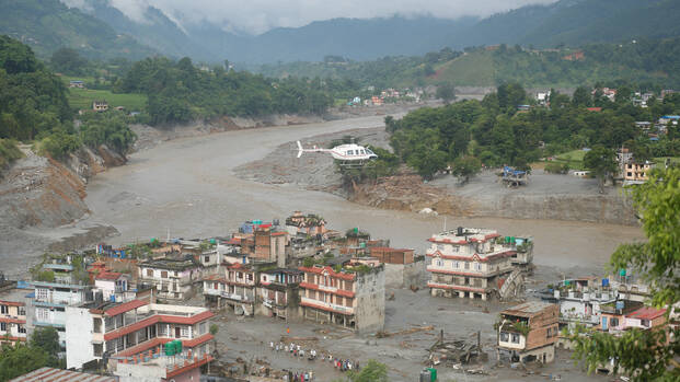 Beschädigte Straße in Nuwakot, Nepal, nach schweren Überschwemmungen infolge eines Gletschersee-Ausbruchs.