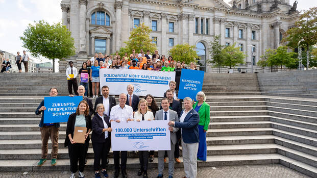 NGO-Bündnis Petitionsübergabe "Solidarität nicht kaputtsparen – internationale Hilfe stärken!" vor dem Bundestag