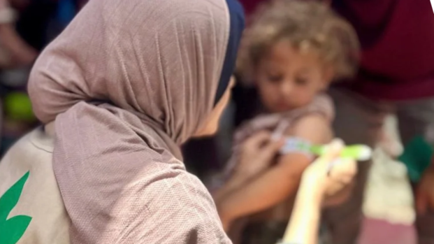 Links eine Mutter mit ihrem Kind auf dem Arm in einem Zelt in Gaza, rechts untersucht eine Mitarbeiterin ein Kind mithilfe eines MUAC-Bandes