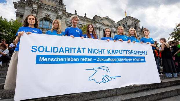 NGO-Bündnis Petitionsübergabe "Solidarität nicht kaputtsparen – internationale Hilfe stärken!" vor dem Bundestag