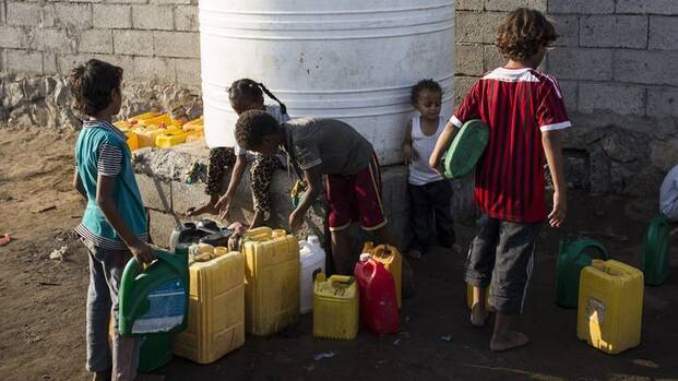 Kinder am Brunnen im Jemen