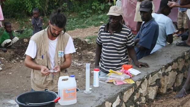 Mitarbeiter von Aktion gegen den Hunger bei Cholera Prävention in Haiti