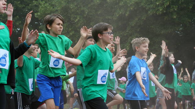 Schüler*innen bei Aufwärmübungen für den Lauf gegen den Hunger.