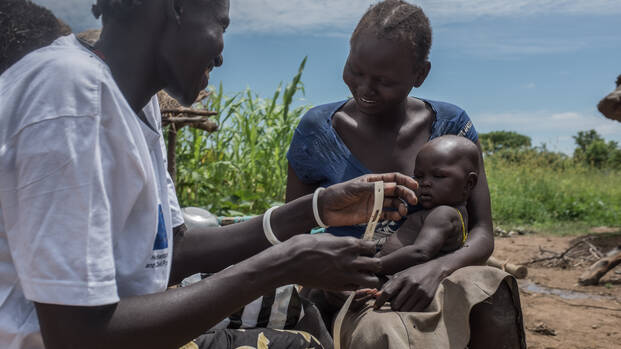 Agawol untersucht das Kind ihrer Nachbarin auf Mangelernährung
