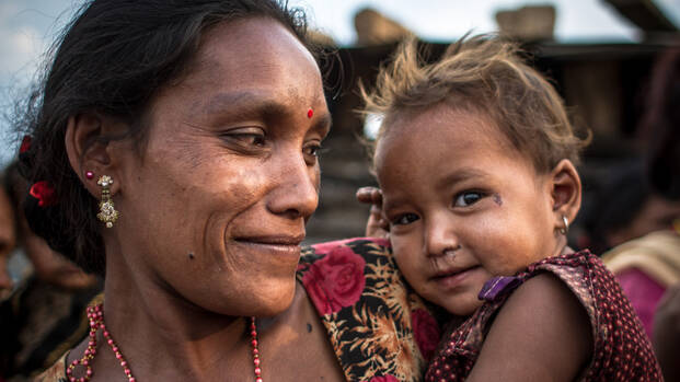 Eine Mutter mit ihrem Kind in Nepal